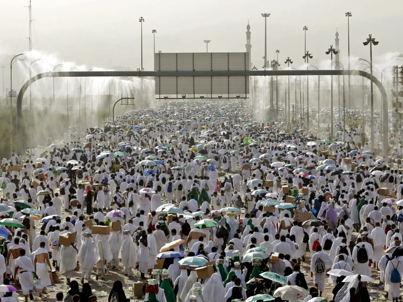 Muslim pilgrims pray on Mount Mercy on the plains of Arafat during the annual haj pilgrimage, outside the holy site of Mecca on Sept 23,2015. Photo: Reuters