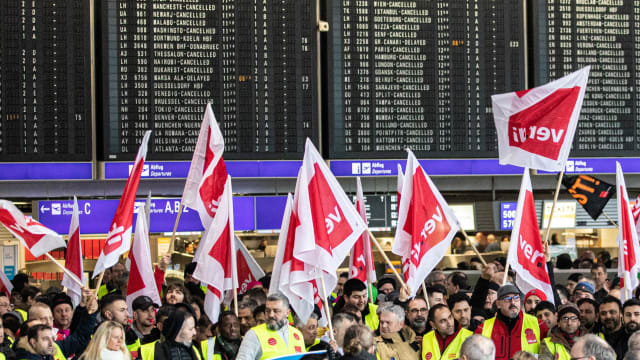 德国八机场员工发起罢工 至少2300趟航班被迫取消