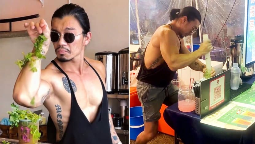 Salt Bae-Lookalike Sells Coriander Lemon Tea “Punched 30 Times” At JB Night Market Salt Bae-Lookalike Sells Coriander Lemon Tea “Punched 30 Times” At JB Night Market