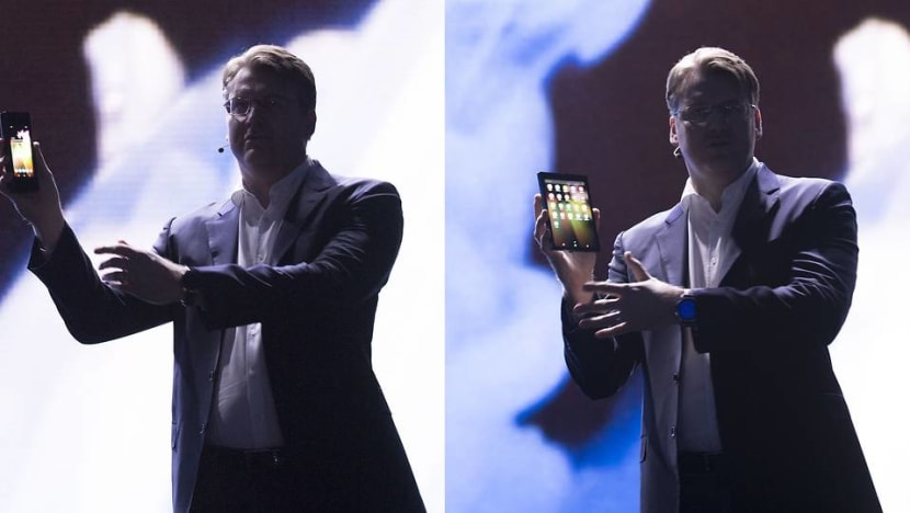 Samsung folding screen lets smartphone open into tablet Samsung folding screen lets smartphone open into tablet