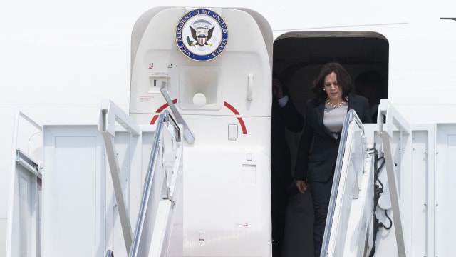 因技术问题 美国副总统哈里斯搭乘飞机被迫折返