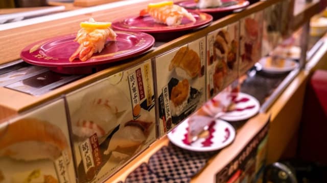 被高中生恶搞后 日本最大回转寿司连锁店改为点餐模式