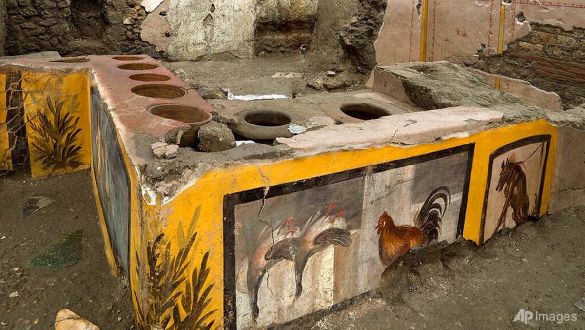 archaeologists-uncover-ancient-street-food-shop-in-pompeii