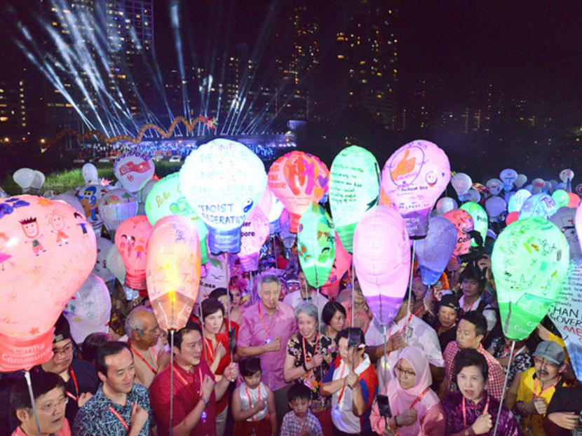 Prime Minister Lee Hsien Loong (centre) and his wife, Ms Ho Ching (centre right), reciting the National Pledge at the Chingay 2016 Night Fiesta yesterday at Bishan-Ang Mo Kio Park. Photo: Robin Choo