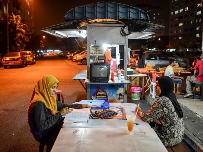 Food stall operators in the Klang Valley have no choice but to raise prices next year as the combination of GST and toll hikes bite into profits. The Malaysian Insider file photo