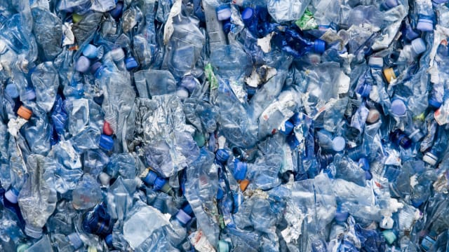 晨光|纸上风云：全球近一半塑料垃圾来自这56家企业 