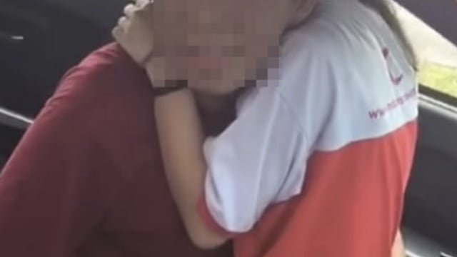 新山情侣疑似开窗车震 路人拍片男方辩称女子“生病了”