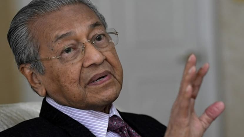 Ahli politik keberatan menentang Raja meski salah, kata Mahathir