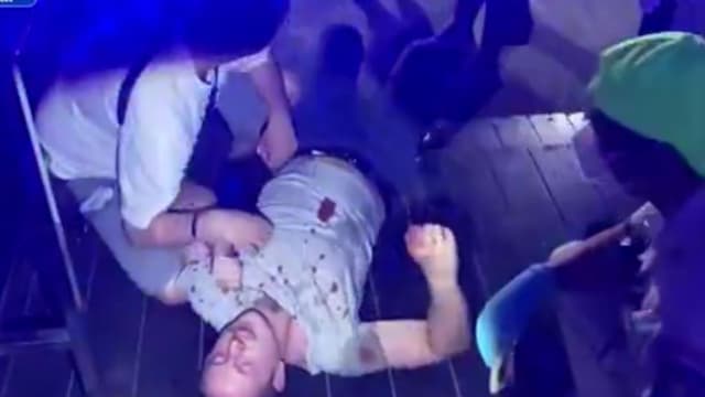 泰国芭提雅20名酒女抢客群殴  英男夹中间被打伤 