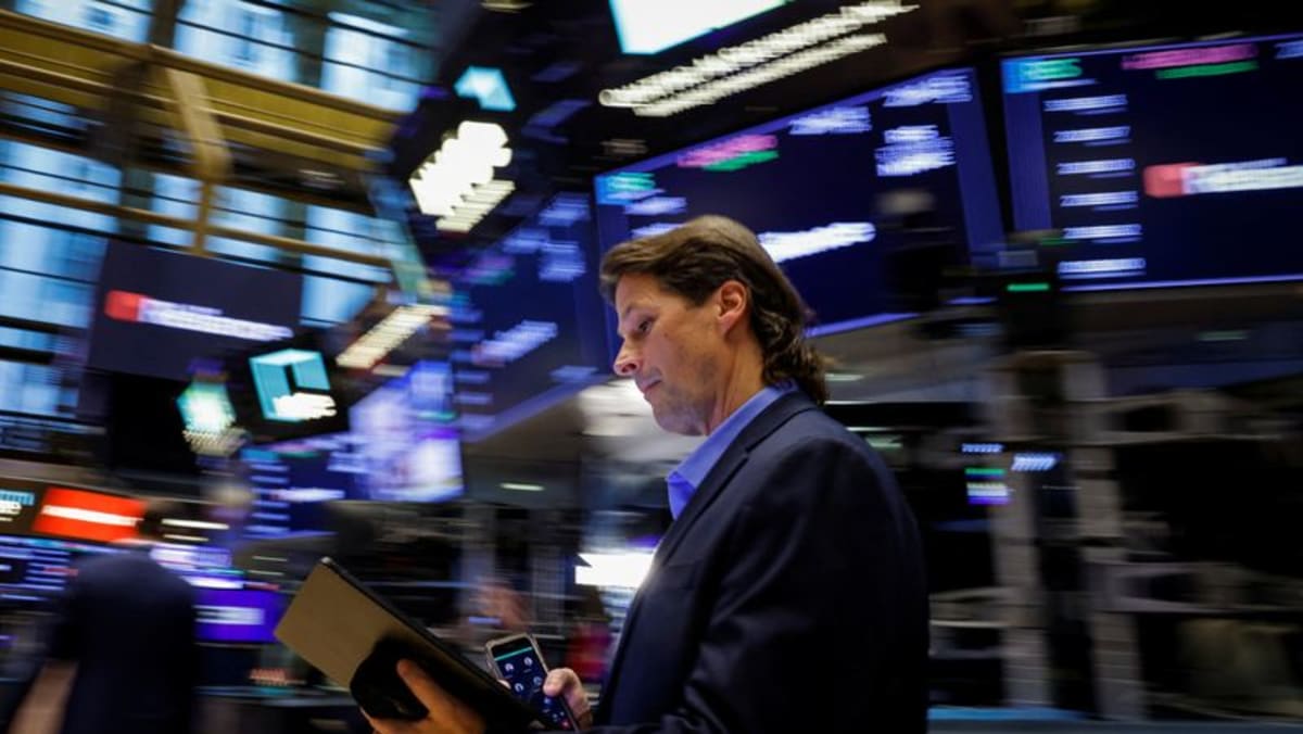 US 10year yield tops 4, stocks fall, as Fed rate cut expectations
