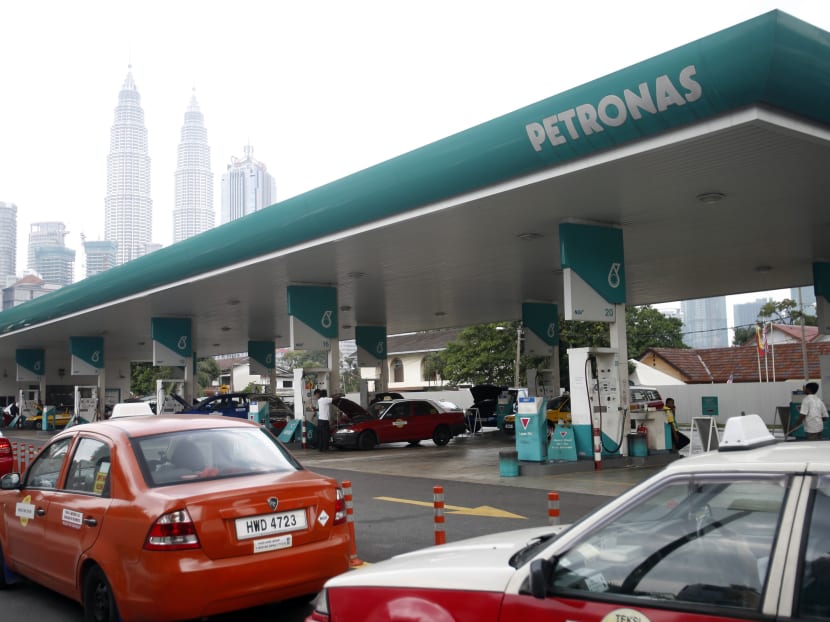 Malaysian taxis queue to fill up on natural gas at a Petronas petrol station in Kuala Lumpur. Putrajaya says it will not be cowed by taxi groups’ threat to vote against the ruling Barisan Nasional (BN) coalition in the upcoming general election. Photo: Reuters