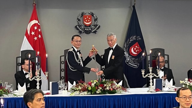 李显龙总理二度获颁警队最高荣誉淡马锡之剑