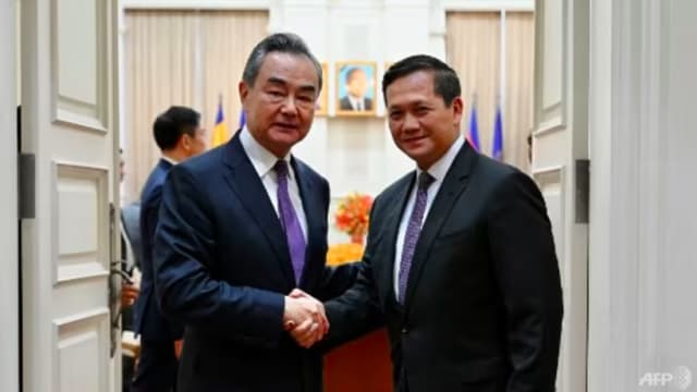 王毅访柬埔寨 会见洪森和即将接任首相的洪马内子
