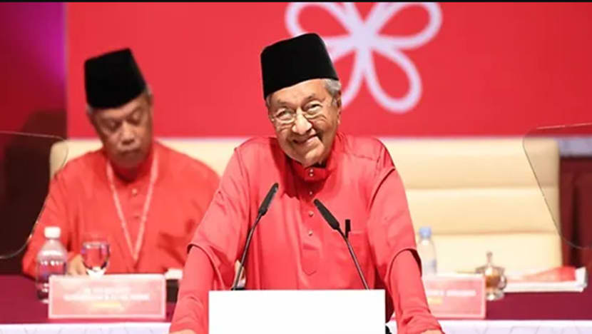 Mantan PM M'sia Mahathir, 4 AP lain dipecat daripada Bersatu