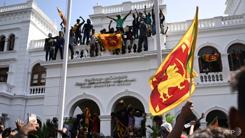 Penunjuk perasaan Sri Lanka undur diri dari bangunan pemerintah; berikar teruskan perjuangan 