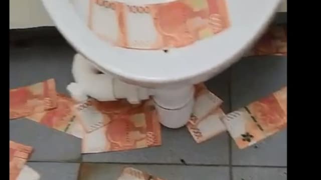 港公厕撤满“千元钞票” 律师警告别乱捡