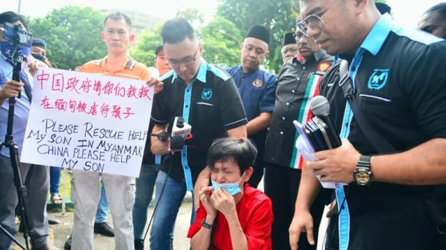 马国猪仔家属中国使馆外下跪 求搭救受困缅甸亲人