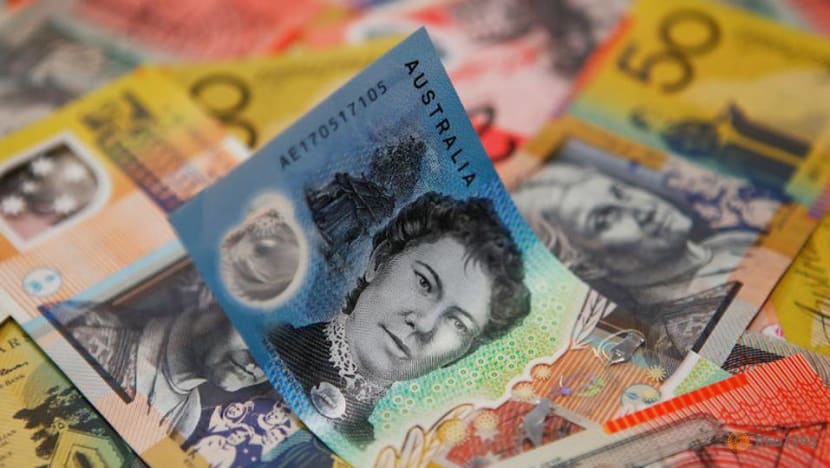 Australian dollar plunges to near 11-year low against Singdollar after New Zealand's rate cut Australian dollar plunges to near 11-year low against Singdollar after New Zealand's rate cut