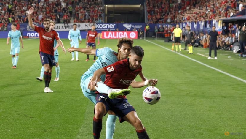 Lewandowski late penalty gives Barcelona 2-1 win at Osasuna