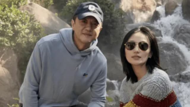 李亚鹏一家三口出游　首次公开小女儿正脸