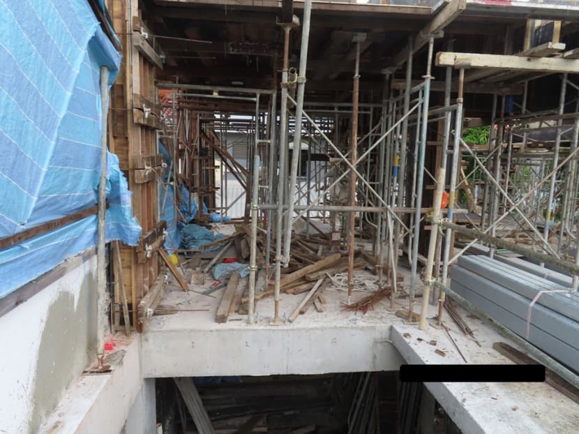 At an inspection of a construction site, the authorities found one where the lack of barricades and toe-boards at the sides of raised working platforms risks loose materials falling over the edge and injuring workers below. At an inspection of a construction site, the authorities found one where the lack of barricades and toe-boards at the sides of raised working platforms risks loose materials falling over the edge and injuring workers below.