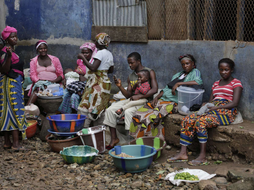 In this Aug 8, 2015 photo, women sell food at a market in Kenema, eastern Sierra Leone, a town where more than 40 health workers at the government hospital died of Ebola. Photo: AP