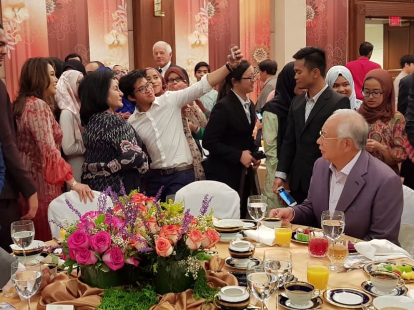 Malaysian Prime Minister Najib Razak looking on as students take a selfie with his wife Rosmah Mansor in Washington. Photo: Malay Mail Online