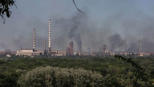 乌克兰一化工厂遭俄军炮击 数吨燃油外漏并引发猛烈大火