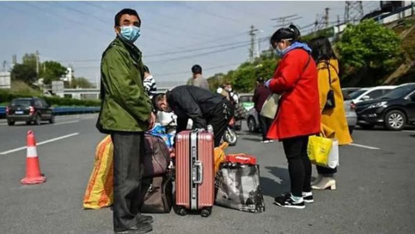 Ribuan penduduk keluar Wuhan selepas sekatan perjalanan ditarik balik