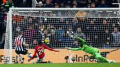 Gordon strikes as Newcastle overpower Man United