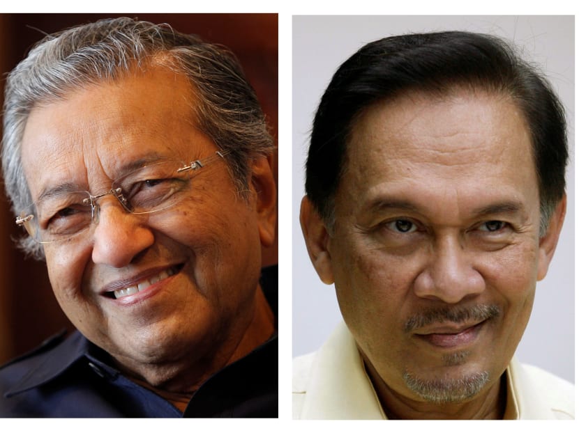 Malaysia's former prime minister Mahathir Mohamad (L) and jailed opposition leader Anwar Ibrahim in their offices in Malaysia on May 4, 2011 (L) and March 11, 2010. Reuters file photo