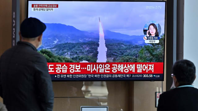 朝鲜导弹首次坠入韩国领海附近 韩方将坚决予以应对