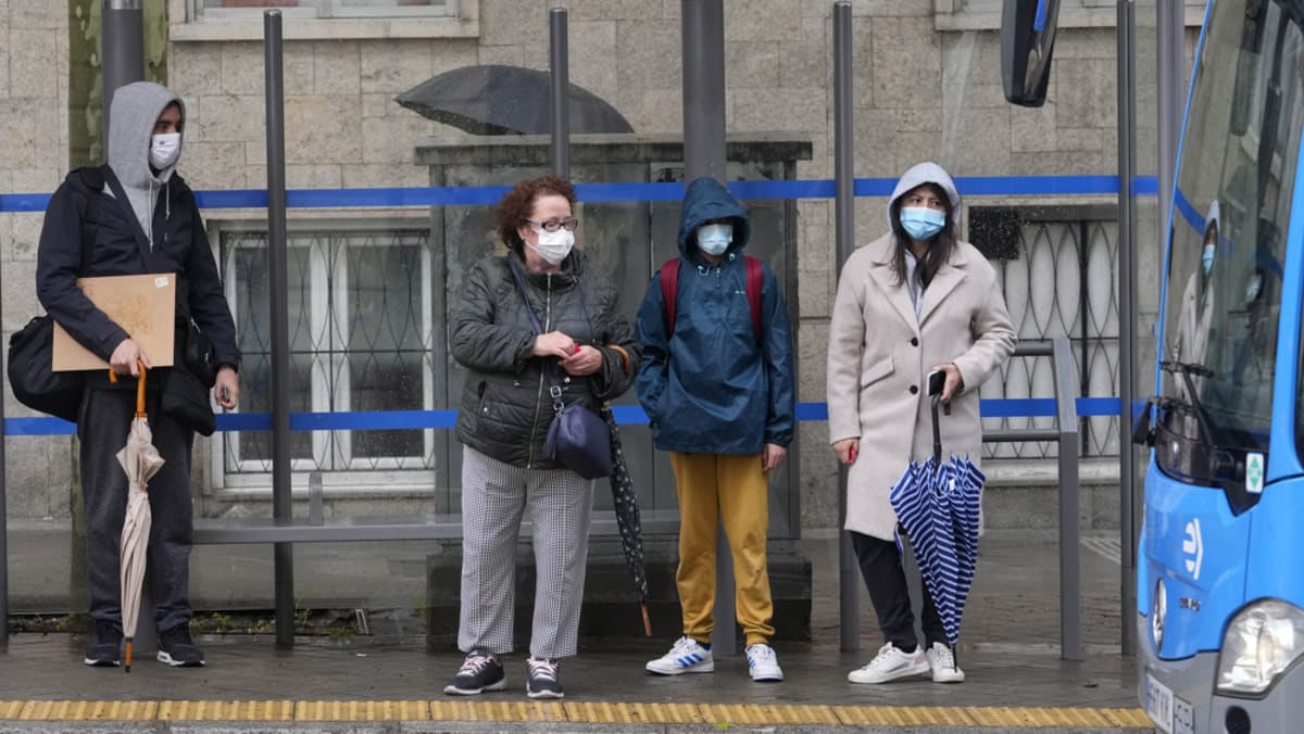 Spanyol mengatakan masker tidak lagi diwajibkan di dalam ruangan
