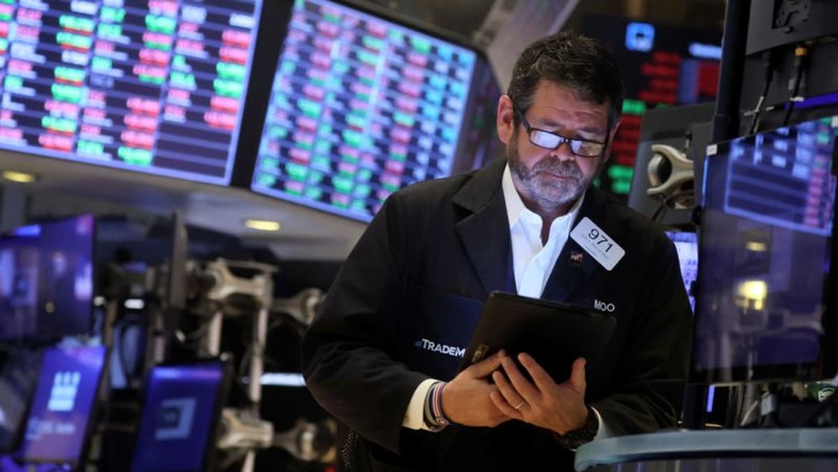 Asia shares struggle, oil tumbles as recession fears heighten