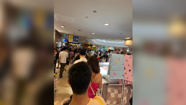 民众苦排三小时领预订 斥超市作业“如此无序”