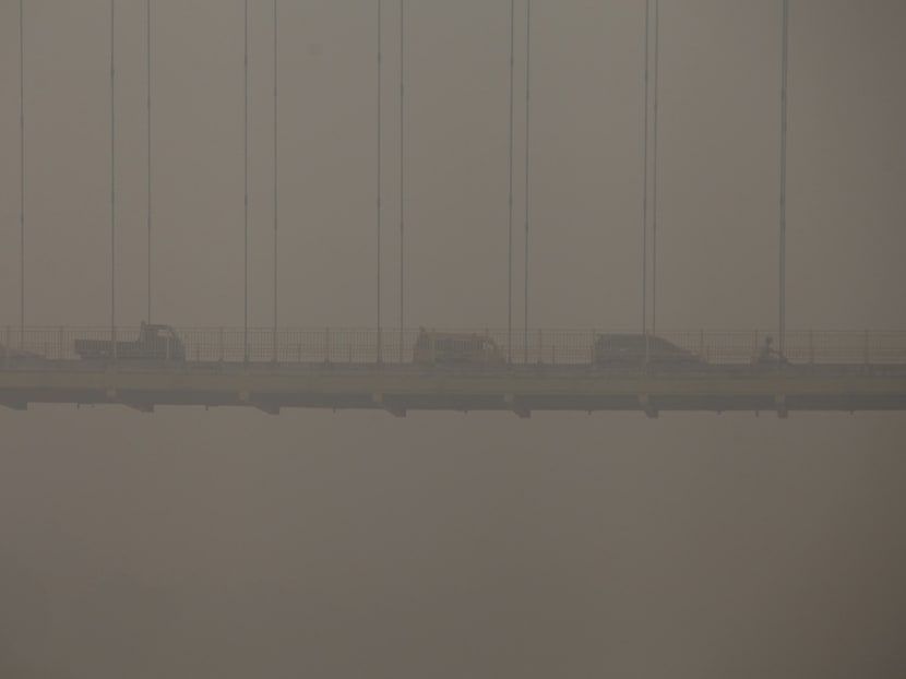 Vehicles drive on a bridge over the Siak river in the haze covered city of Pekanbaru, Riau Province on the Indonesian island of Sumatra  September 14. 2015.  Photo: Reuters