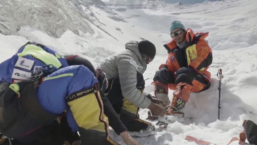 Pendaki kurang daya penglihatan dari China berjaya takluki Gunung Everest
