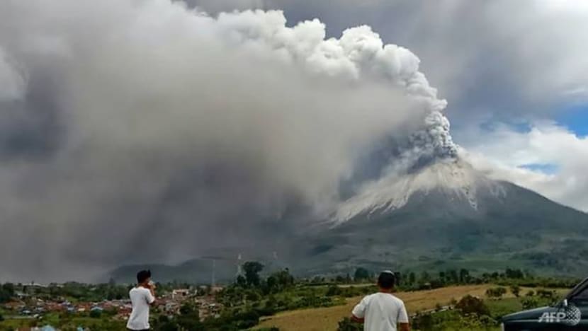 Gunung Sinabung Indonesia meletus