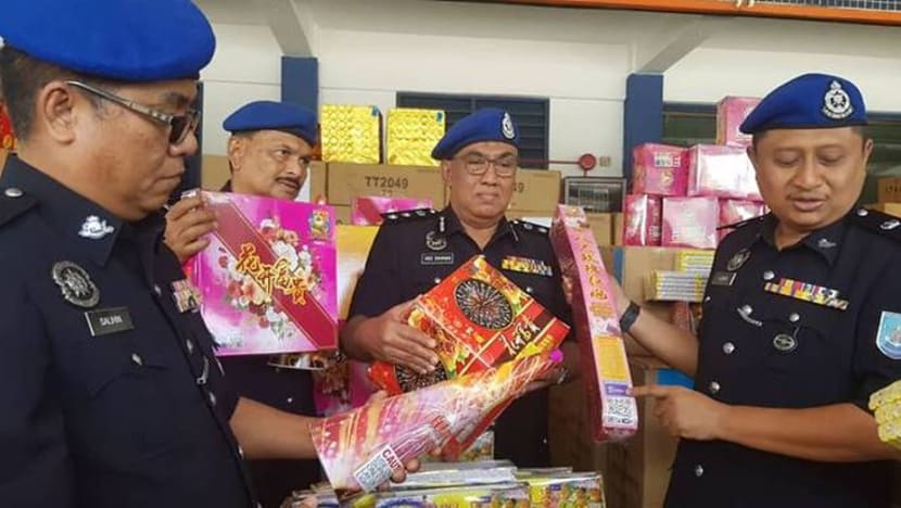 Mercun, bunga api bernilai RM1.6 juta dirampas di Johor Bahru Mercun, bunga api bernilai RM1.6 juta dirampas di Johor Bahru