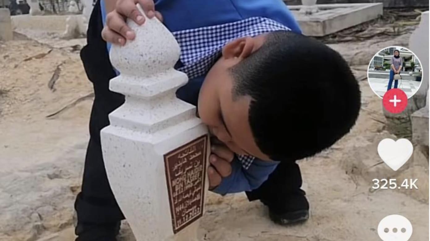 马国五岁男童亲吻亡父墓碑 ”我已上学啦“惹哭网民