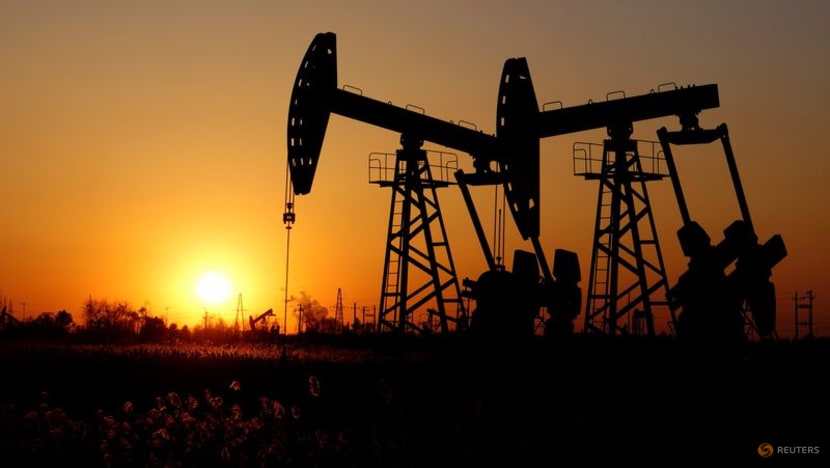 Oil prices fall over US$1/barrel on Russian oil price cap talks
