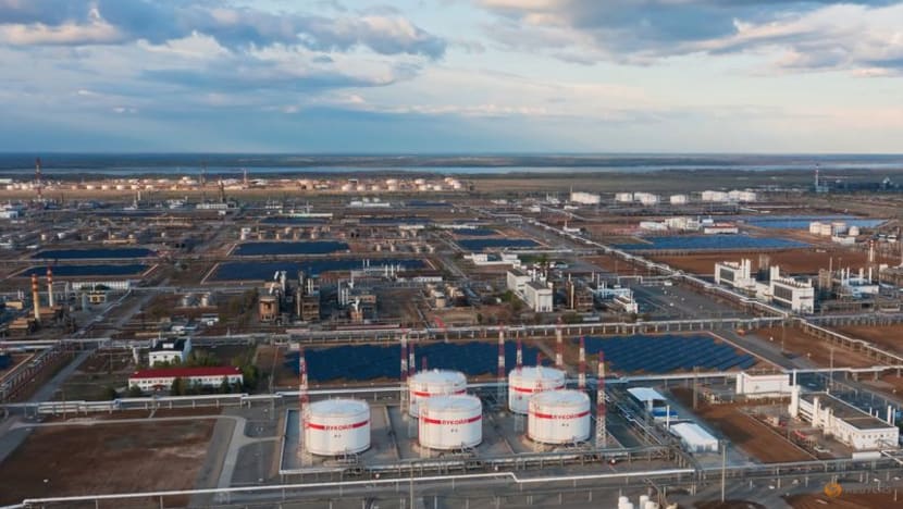 Oil plunges to eight-month low on strong dollar, recession fears Oil plunges to eight-month low on strong dollar, recession fears