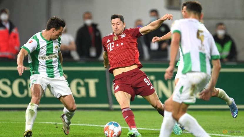 Ten-man Bayern cruise past Fuerth to open up three-point lead Ten-man Bayern cruise past Fuerth to open up three-point lead