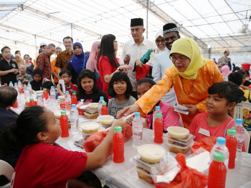 Mdm Halimah Yacob, Speaker of Parliament, MP for Marsiling-Yew Tee GRC (Marsiling), seen distributing zaka to the students from Marsiling Progress Class, Marsiling PCF (KiFAS) and also children from low-income families during the Iftar Utara @ Marsiling 2017 at Marsiling Mega Sports Park on June 4. Photo: Koh Mui Fong/TODAY