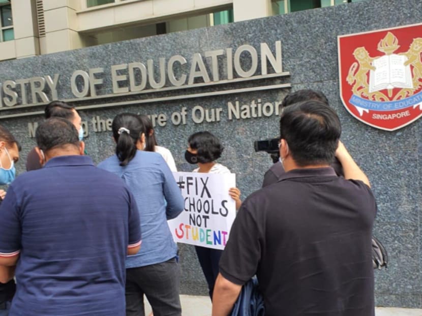 Three people who gathered outside the Ministry of Education's headquarters ignored warnings from the police warnings to stop their activities for which they did not get a permit. Three people who gathered outside the Ministry of Education's headquarters ignored warnings from the police warnings to stop their activities for which they did not get a permit.