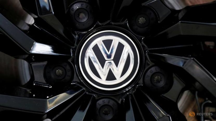 Volkswagen shares gain as CEO gets backing from supervisory board Volkswagen shares gain as CEO gets backing from supervisory board