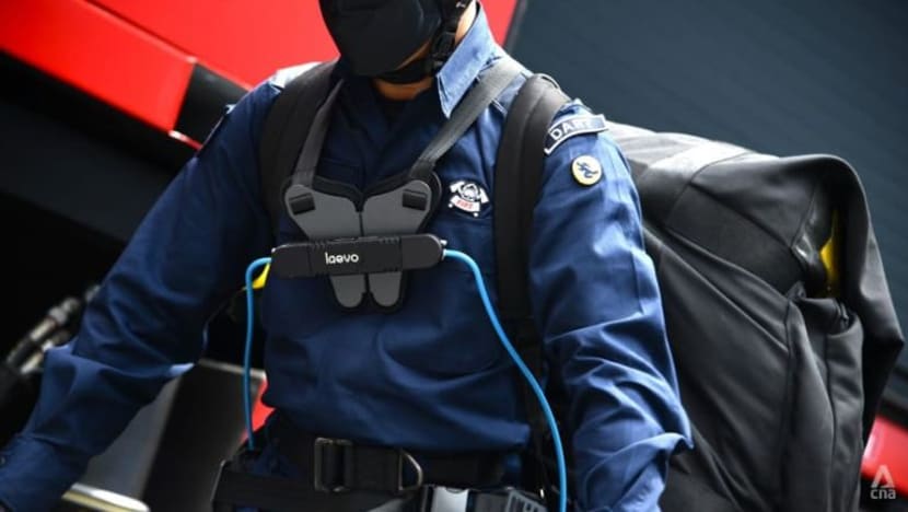 Pegawai perubatan kecemasan SCDF uji cuba alat bantu kurangkan keletihan ketika angkat beban berat Pegawai perubatan kecemasan SCDF uji cuba alat bantu kurangkan keletihan ketika angkat beban berat