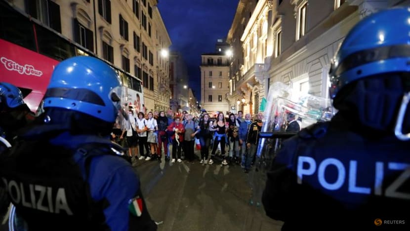 Italian police use water cannon to push back anti-vax protesters in Rome