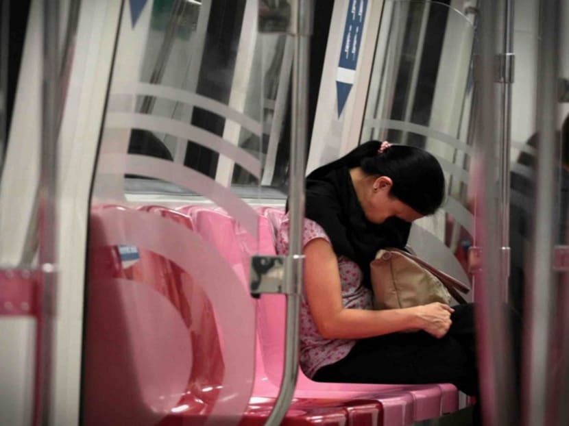 A study found that online connecting via social media or leisure activities were not found to improve the emotional states of commuters during their evening commute. Photo: Jason Quah