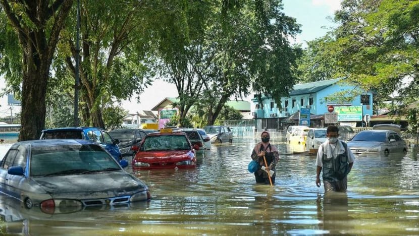 மலேசியாவில் வெள்ளம் - வெளியேற்றப்படுவோர் எண்ணிக்கை குறைகிறது மலேசியாவில் வெள்ளம் - வெளியேற்றப்படுவோர் எண்ணிக்கை குறைகிறது